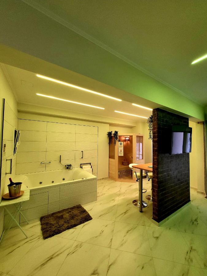Romantic Deluxe Svite Wise Jacuzzi And Sauna أثينا المظهر الخارجي الصورة