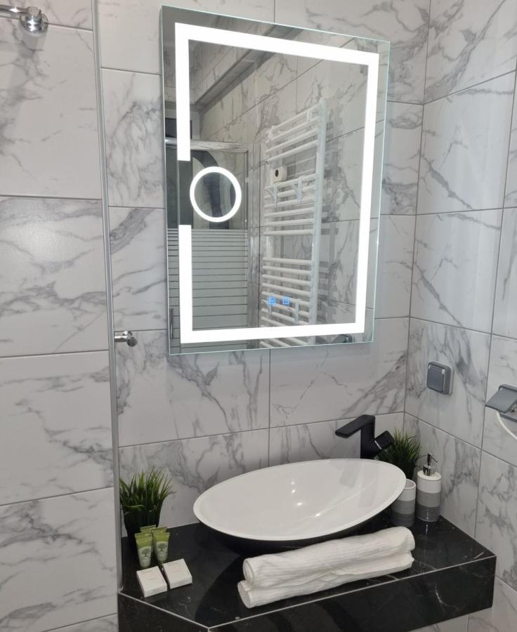 Romantic Deluxe Svite Wise Jacuzzi And Sauna أثينا المظهر الخارجي الصورة