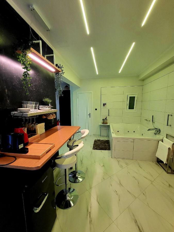 Romantic Deluxe Svite Wise Jacuzzi And Sauna أثينا المظهر الخارجي الصورة