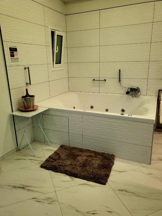 Romantic Deluxe Svite Wise Jacuzzi And Sauna أثينا المظهر الخارجي الصورة