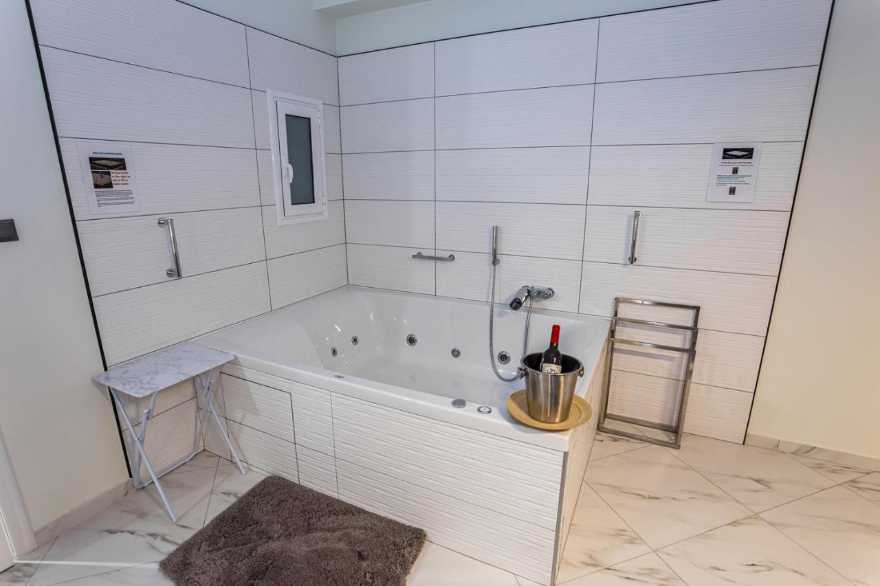 Romantic Deluxe Svite Wise Jacuzzi And Sauna أثينا المظهر الخارجي الصورة