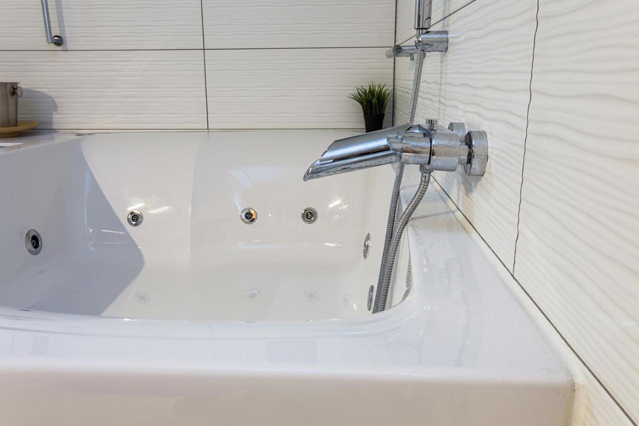 Romantic Deluxe Svite Wise Jacuzzi And Sauna أثينا المظهر الخارجي الصورة